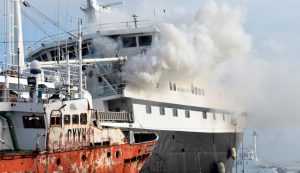 Lee más sobre el artículo Se incendió un buque en el Puerto de Montevideo; hay un tripulante intoxicado