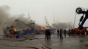 Lee más sobre el artículo Incendio de barco pesquero en el Puerto de Montevideo