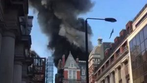 Lee más sobre el artículo Bomberos intentan apagar fuerte incendio en un edificio del centro de Londres