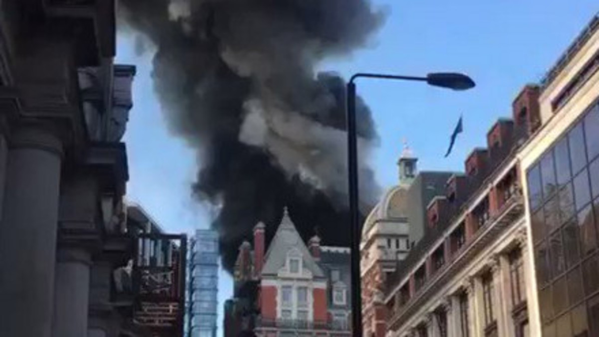En este momento estás viendo Bomberos intentan apagar fuerte incendio en un edificio del centro de Londres