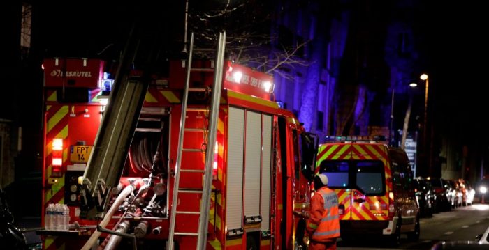 En este momento estás viendo Dos niños saltan desde una altura de 12 metros para salvarse de un incendio