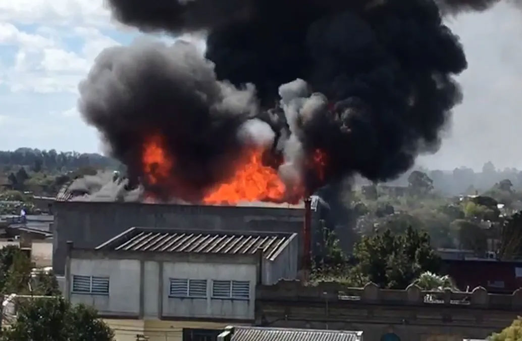 Lee más sobre el artículo Pérdidas totales tras un incendio en un conocido local del centro de Rocha