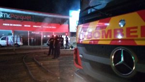 Lee más sobre el artículo Incendio en local Mr Parquet, dedicado a la venta de pisos de madera, dejó importantes pérdidas materiales