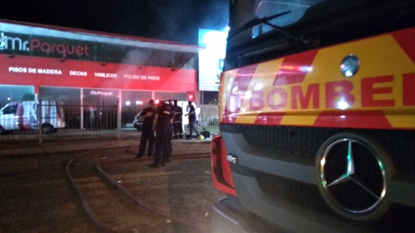 En este momento estás viendo Incendio en local Mr Parquet, dedicado a la venta de pisos de madera, dejó importantes pérdidas materiales