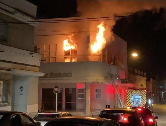 En este momento estás viendo Incendio afectó el Teatro 28 de Febrero de Mercedes