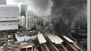Lee más sobre el artículo Fuerte explosión e incendio en una estación de trenes de Londres: los bomberos controlaron el fuego
