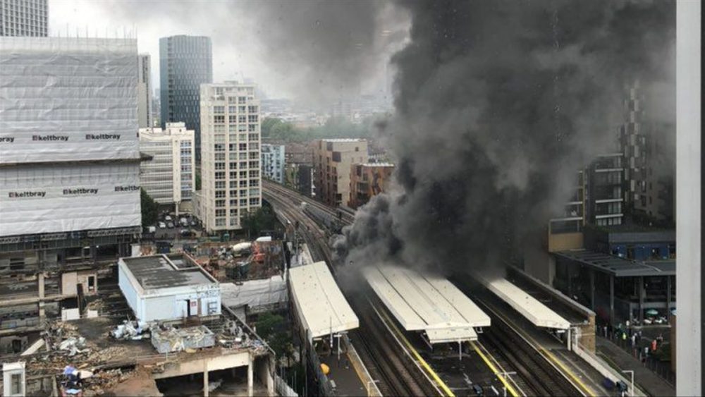 En este momento estás viendo Fuerte explosión e incendio en una estación de trenes de Londres: los bomberos controlaron el fuego